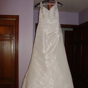 Wedding dress NEVER WORN